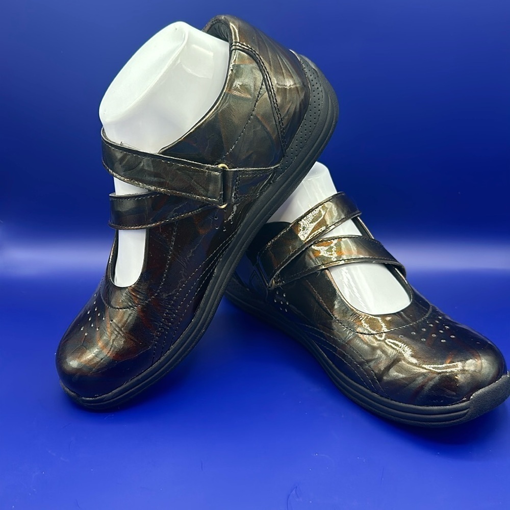 DREW Orchid Leather Metallic Bronze &
Green Criss Cross Straps Women’s Size 8 M